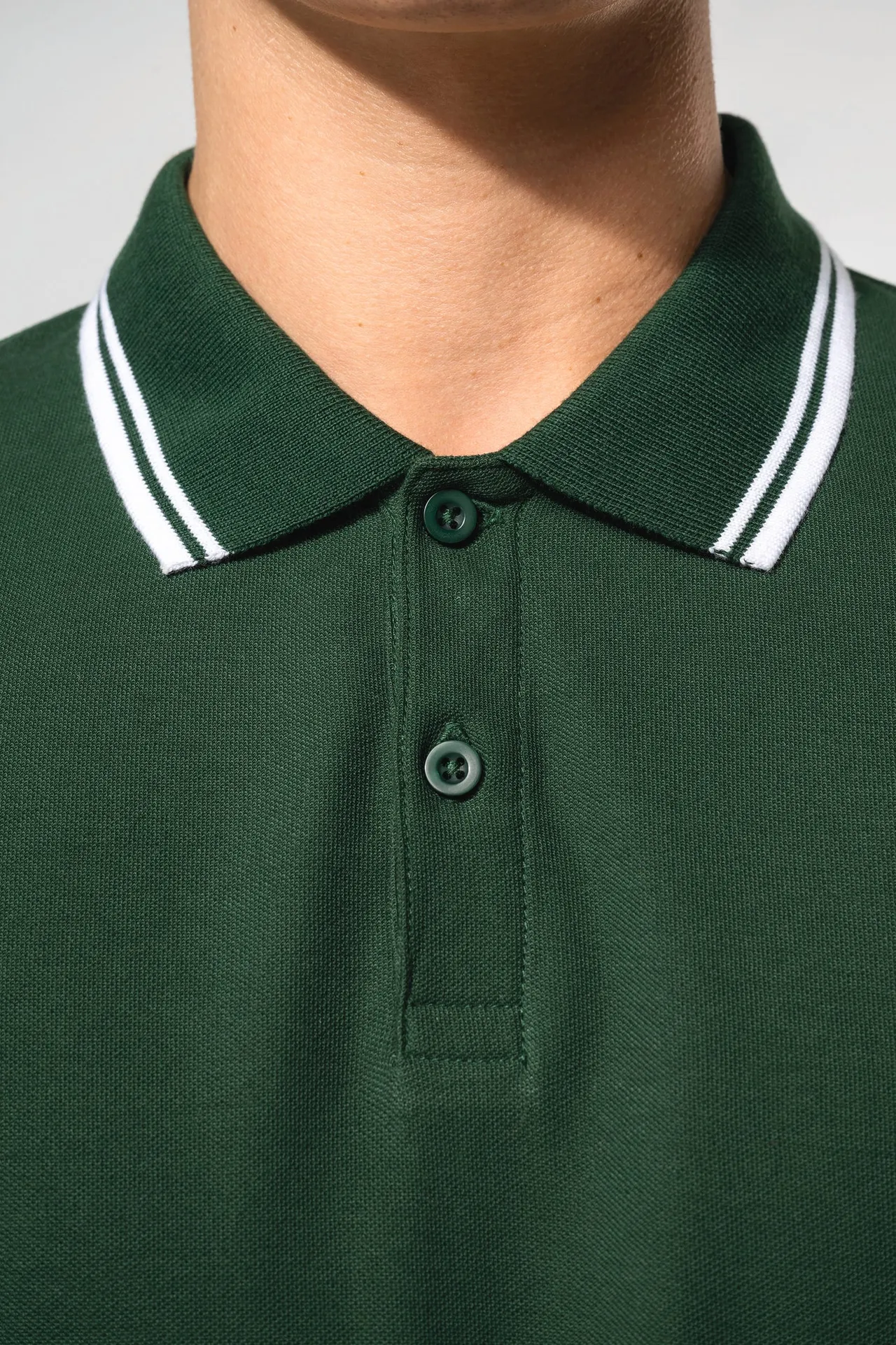 Herren Poloshirt mit kurzen Ärmeln und kontrastfarbenen Paspeln