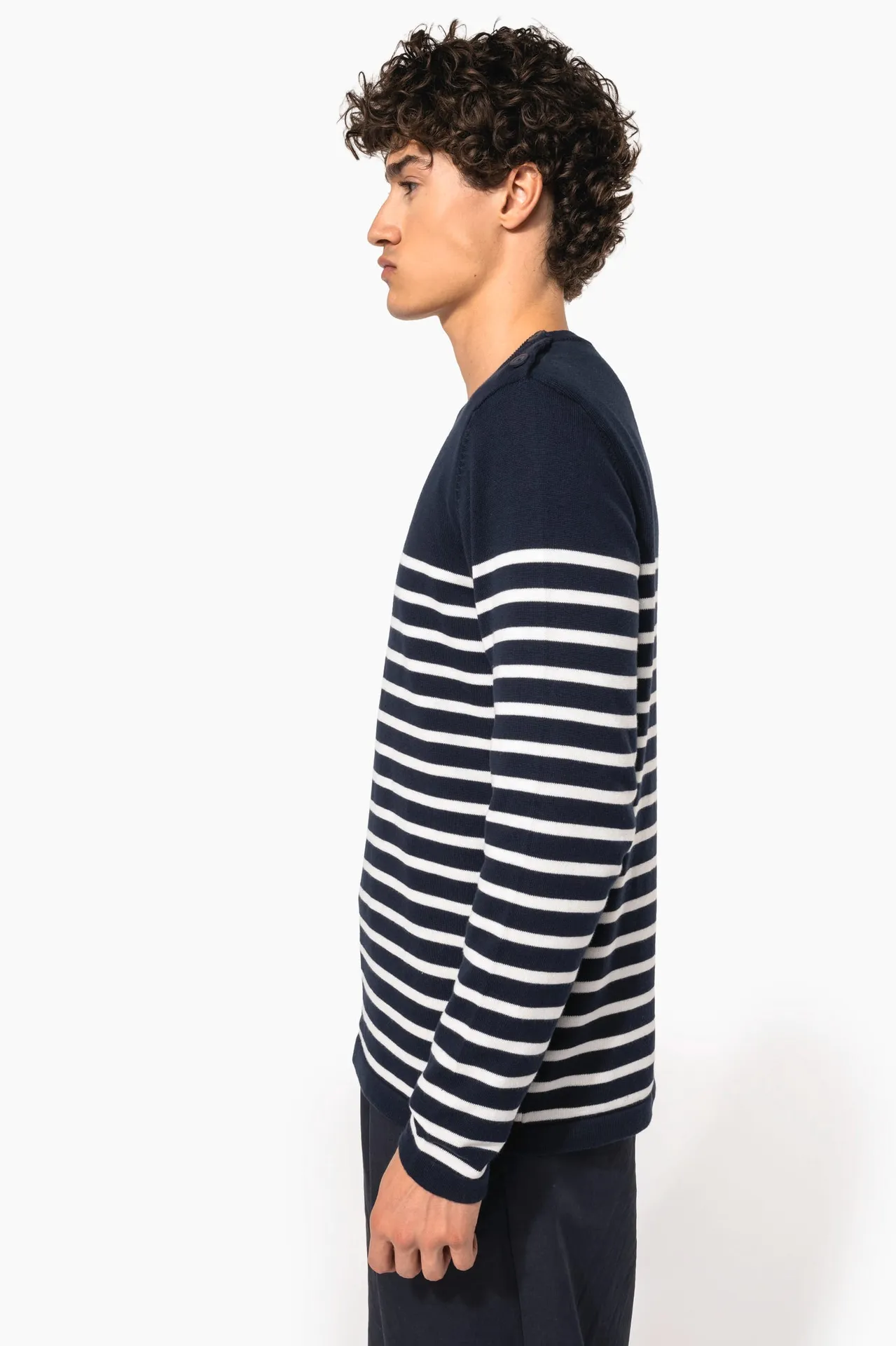 Herrenpullover im Marine-Stil