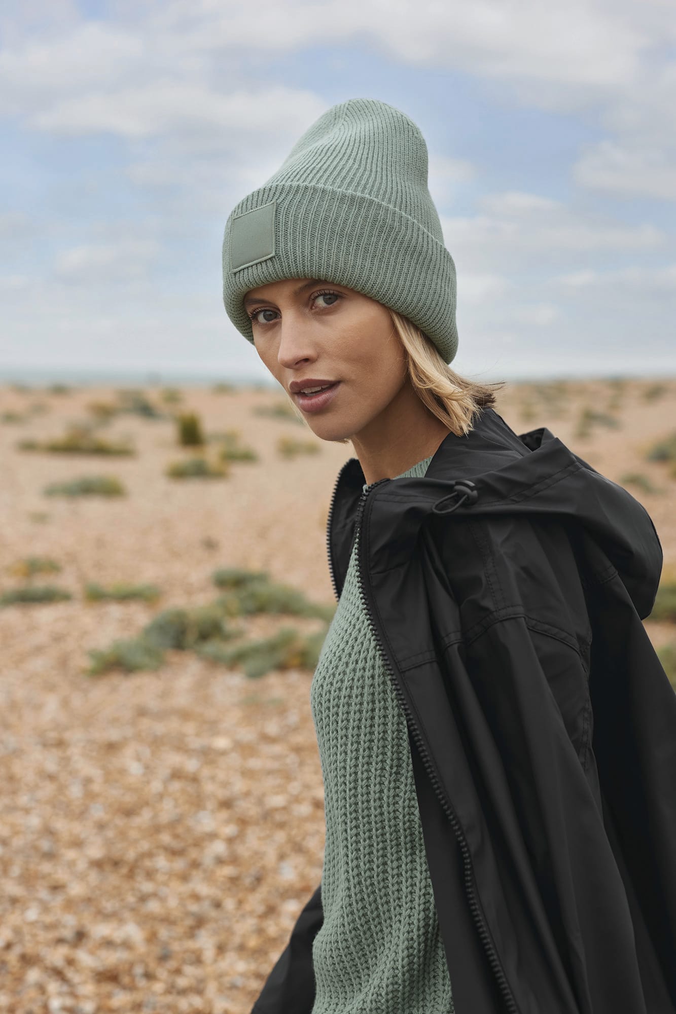 Mütze mit breiter Krempe und Ton-in-Ton-Patch