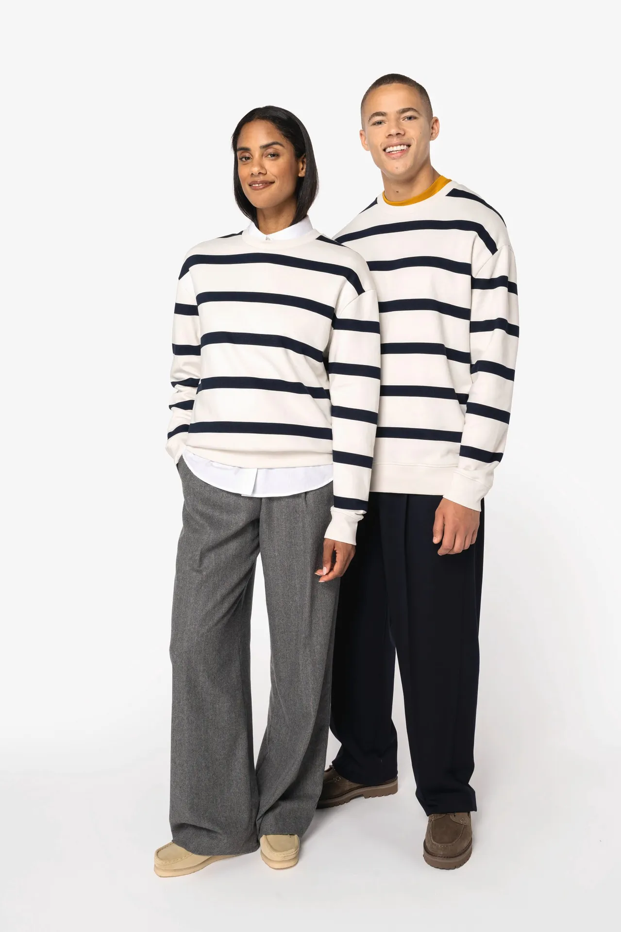 Umweltfreundliches Unisex-Sweatshirt mit gestreiftem Rundhalsausschnitt und überschnittenen Schultern