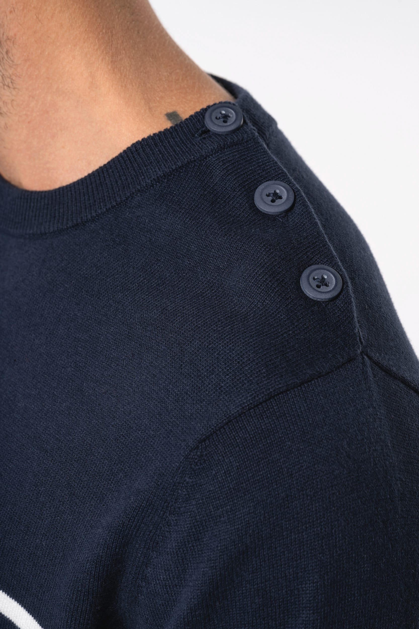 Herrenpullover im Marine-Stil