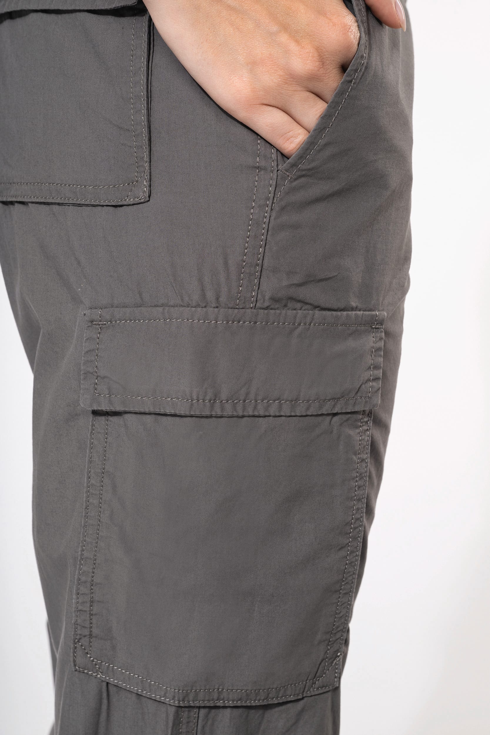 Leichte Damenhose mit mehreren Taschen