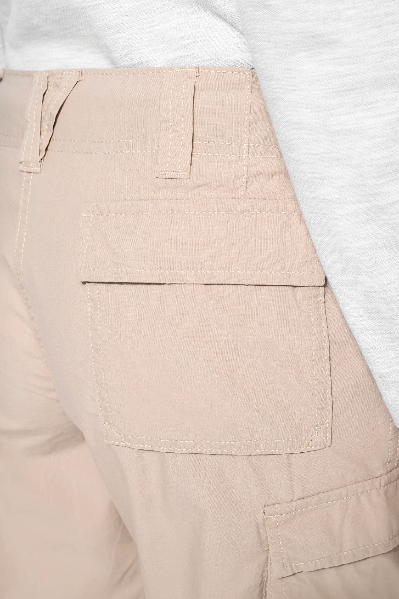 Leichte Bermuda-Shorts für Damen mit mehreren Taschen