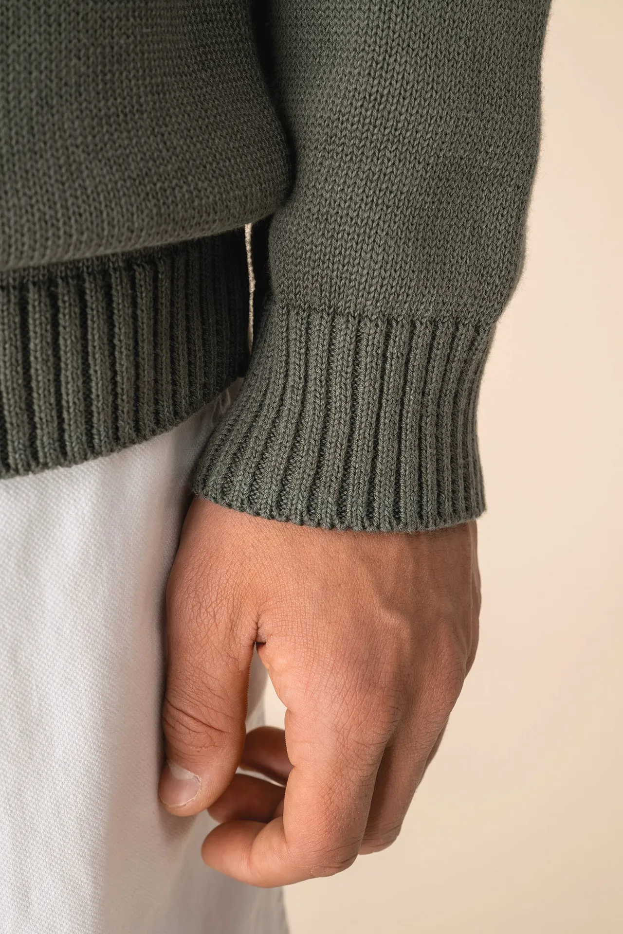 Herrenpullover mit Polokragen