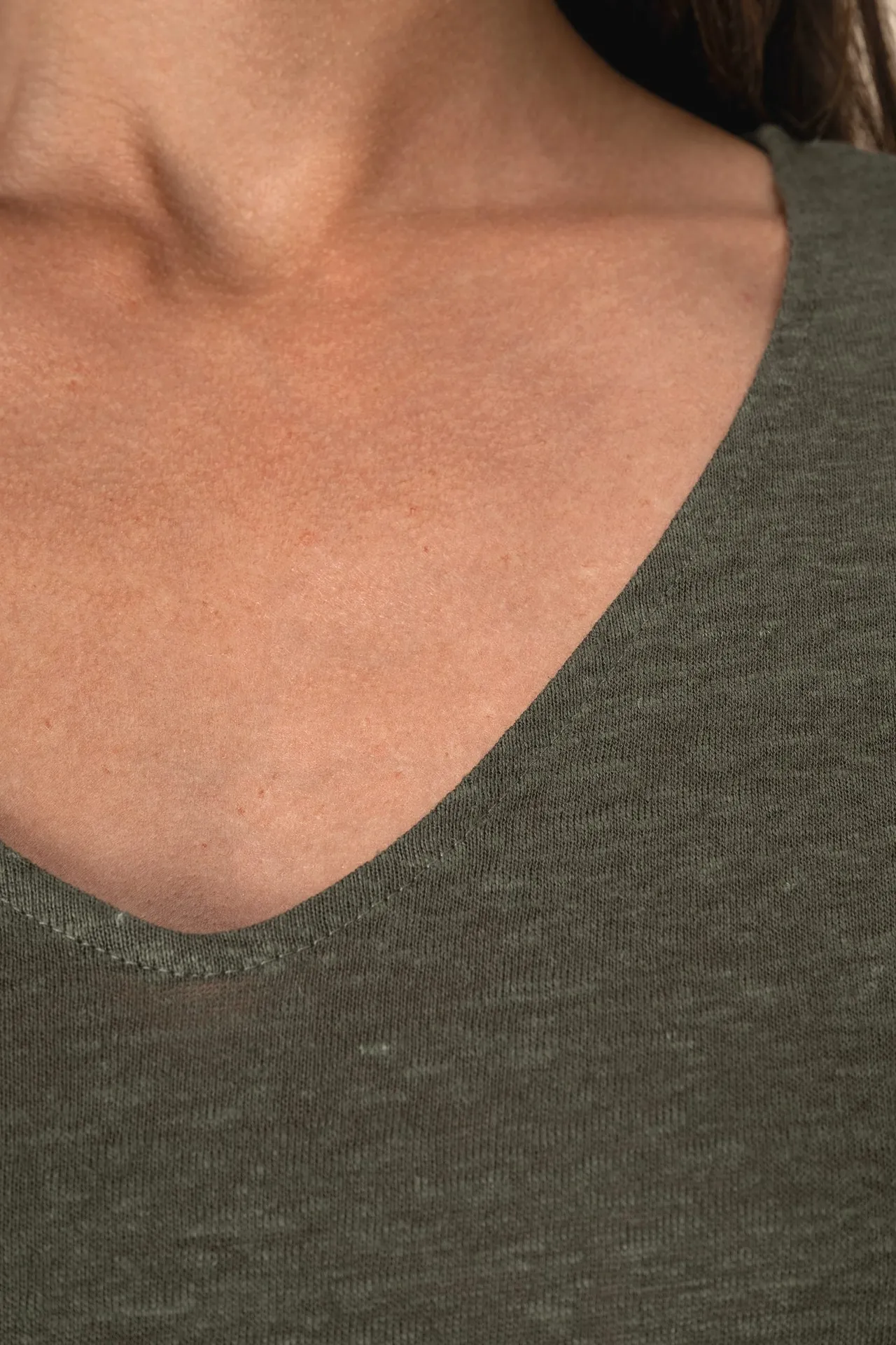 Damen-T-Shirt aus Leinen mit V-Ausschnitt