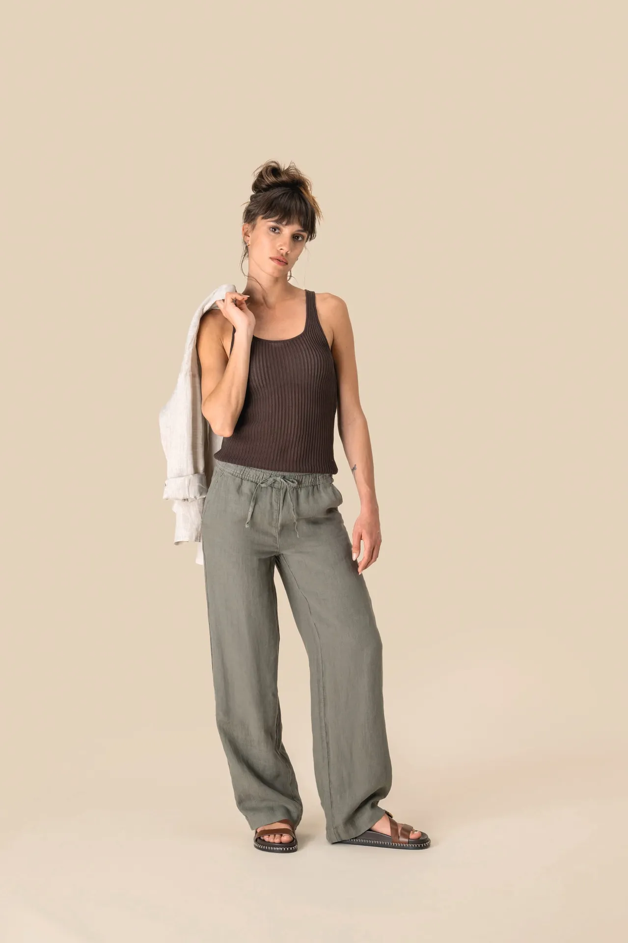 Ausgewaschene Damenhose aus Leinen