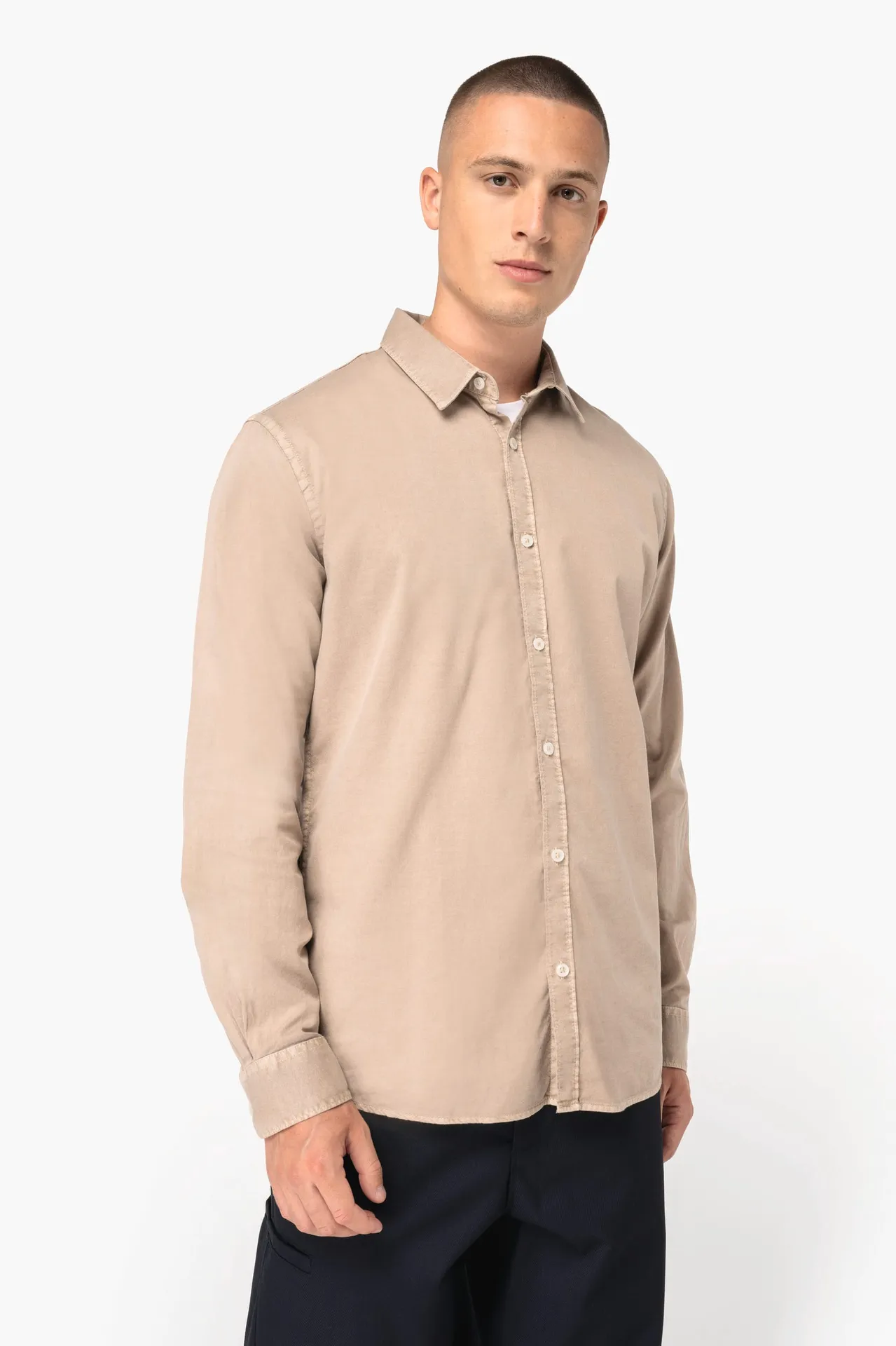 Umweltfreundliches ausgewaschenes Herrenhemd