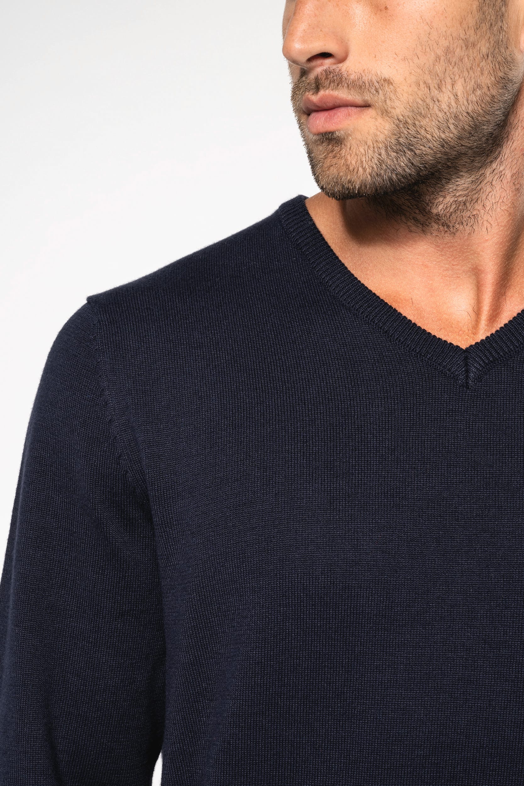 Herrenpullover mit V-Ausschnitt