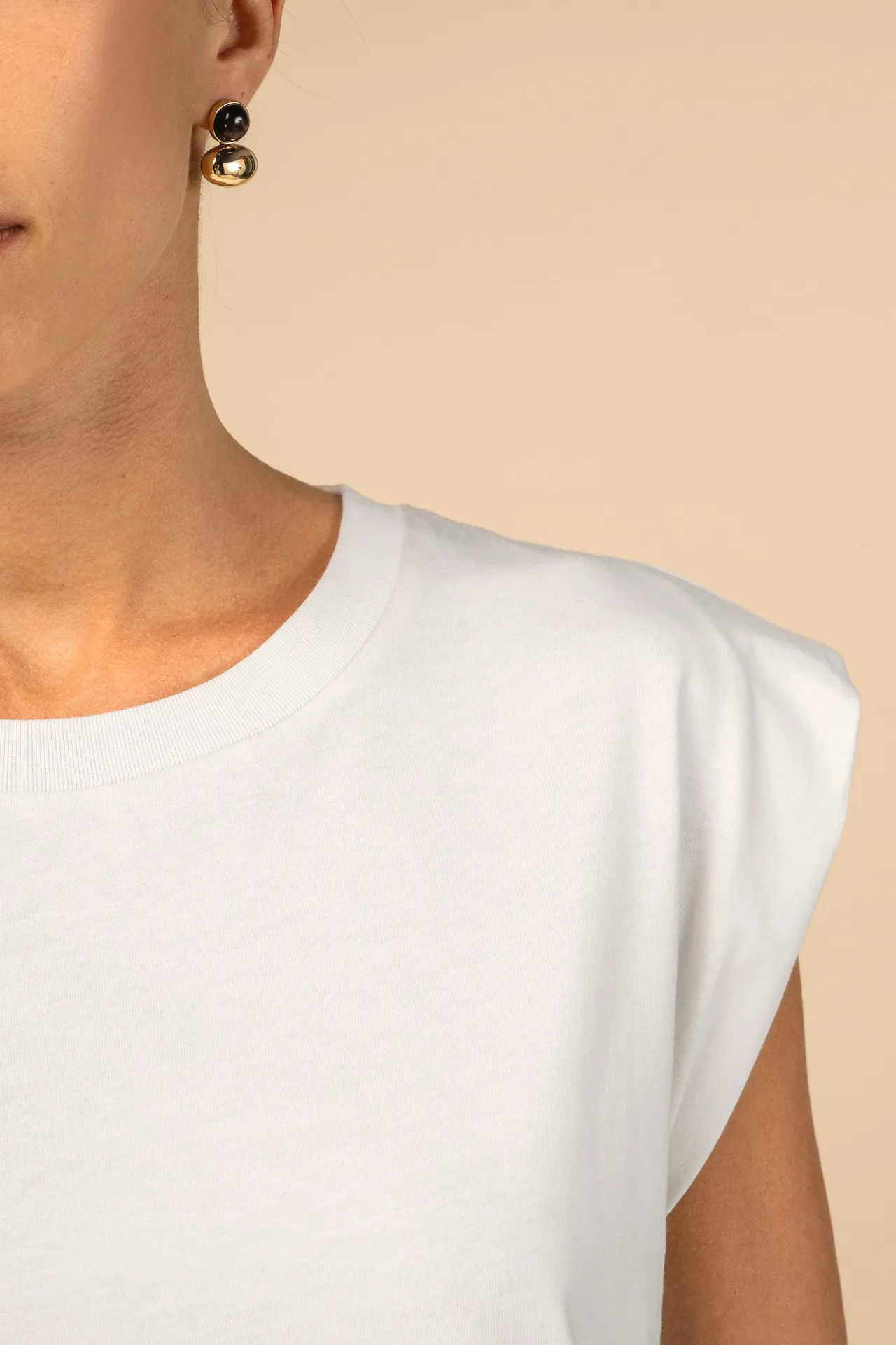 Nachhaltiges ärmelloses Damen-T-Shirt mit Schulterpolstern