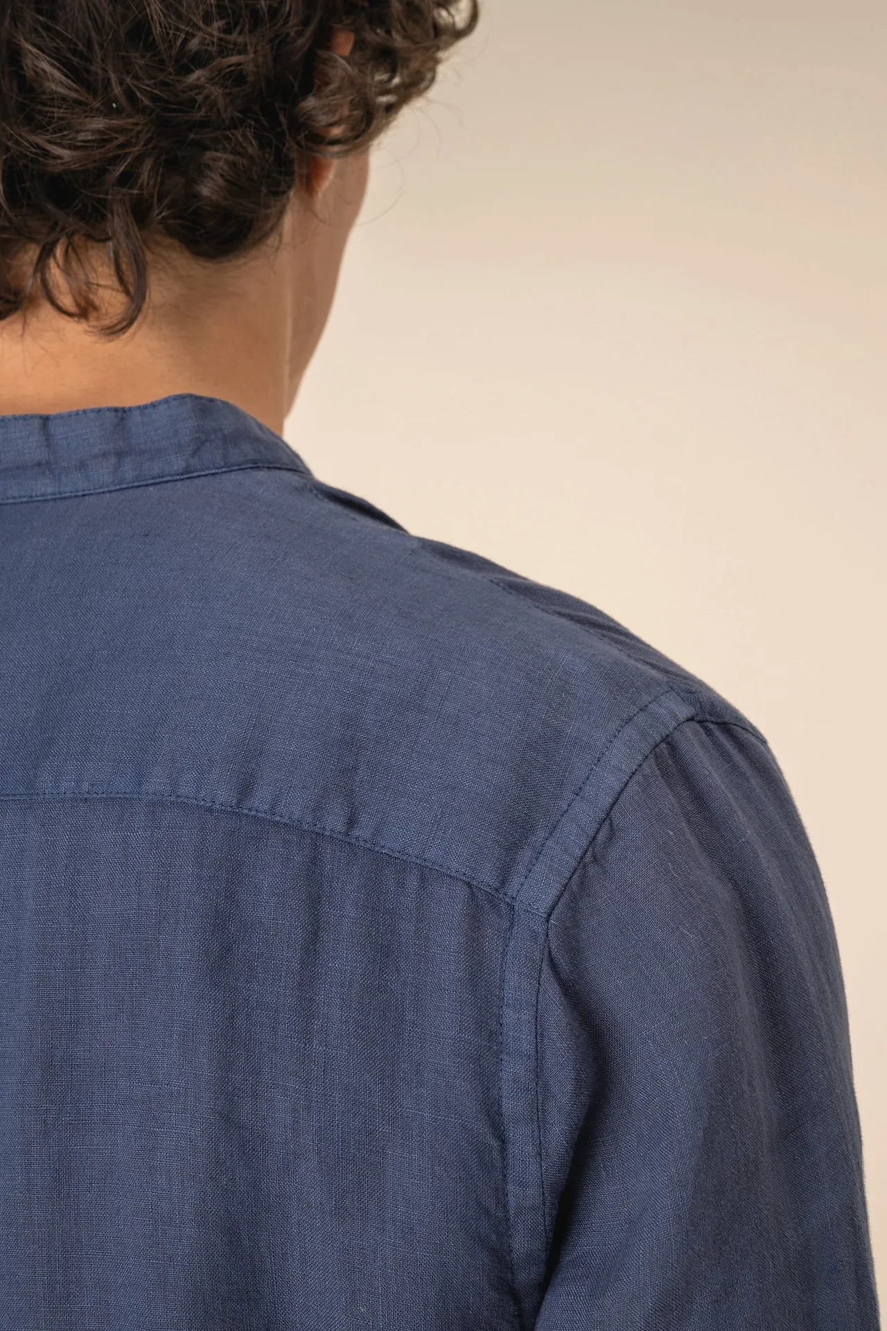 Ausgewaschenes Herren-Hemd aus Leinen mit Maokragen