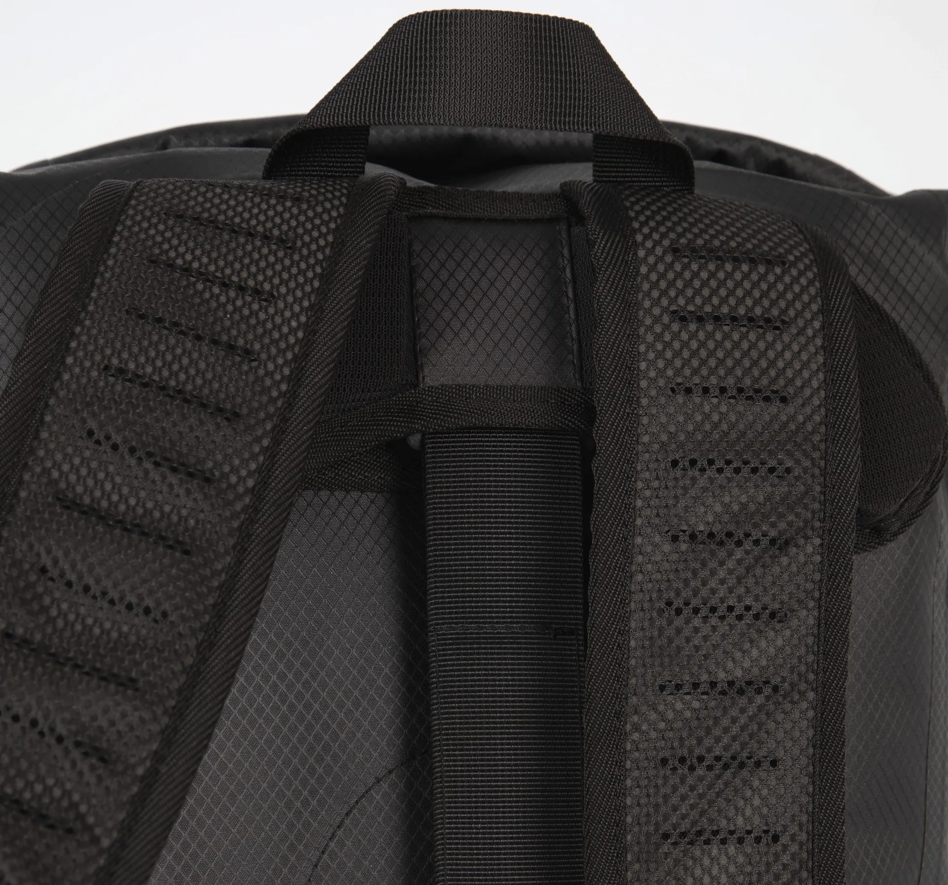 Wasserabweisender Rucksack mit Helmfach