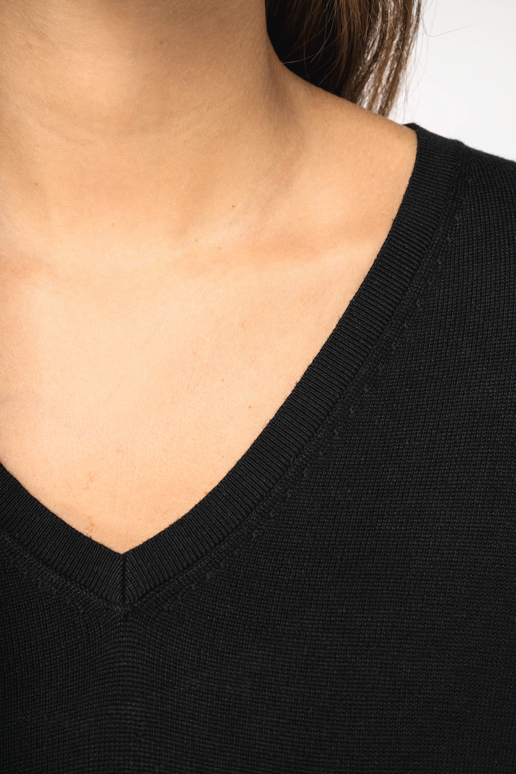 Umweltfreundlicher Damenpullover mit V-Ausschnitt aus Lyocell Umweltfreundlicher Damenpullover mit V-Ausschnitt aus Lyocell