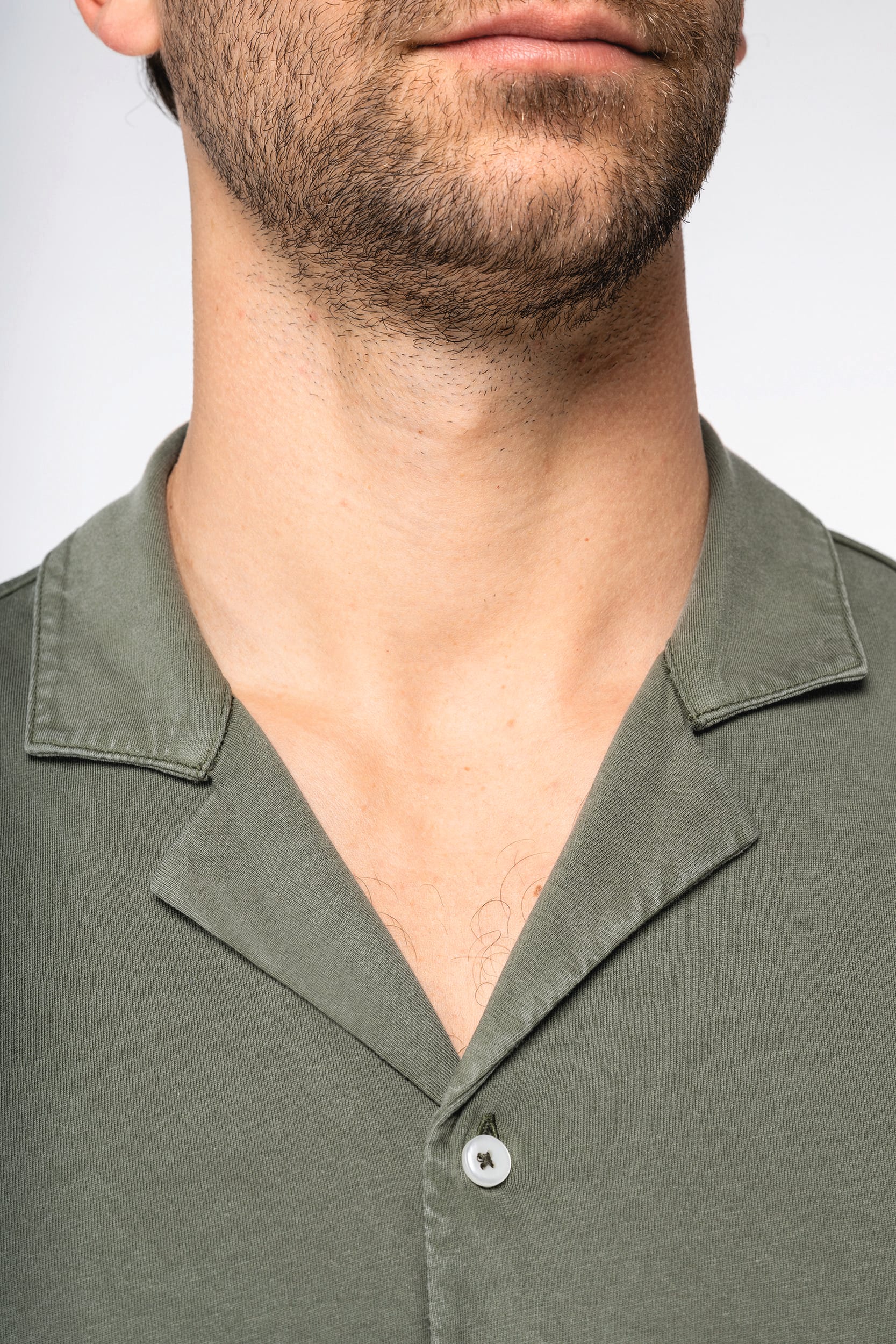 Umweltfreundliches ausgewaschenes Jersey-Herrenhemd mit kurzen Ärmeln und Bowling-Kragen