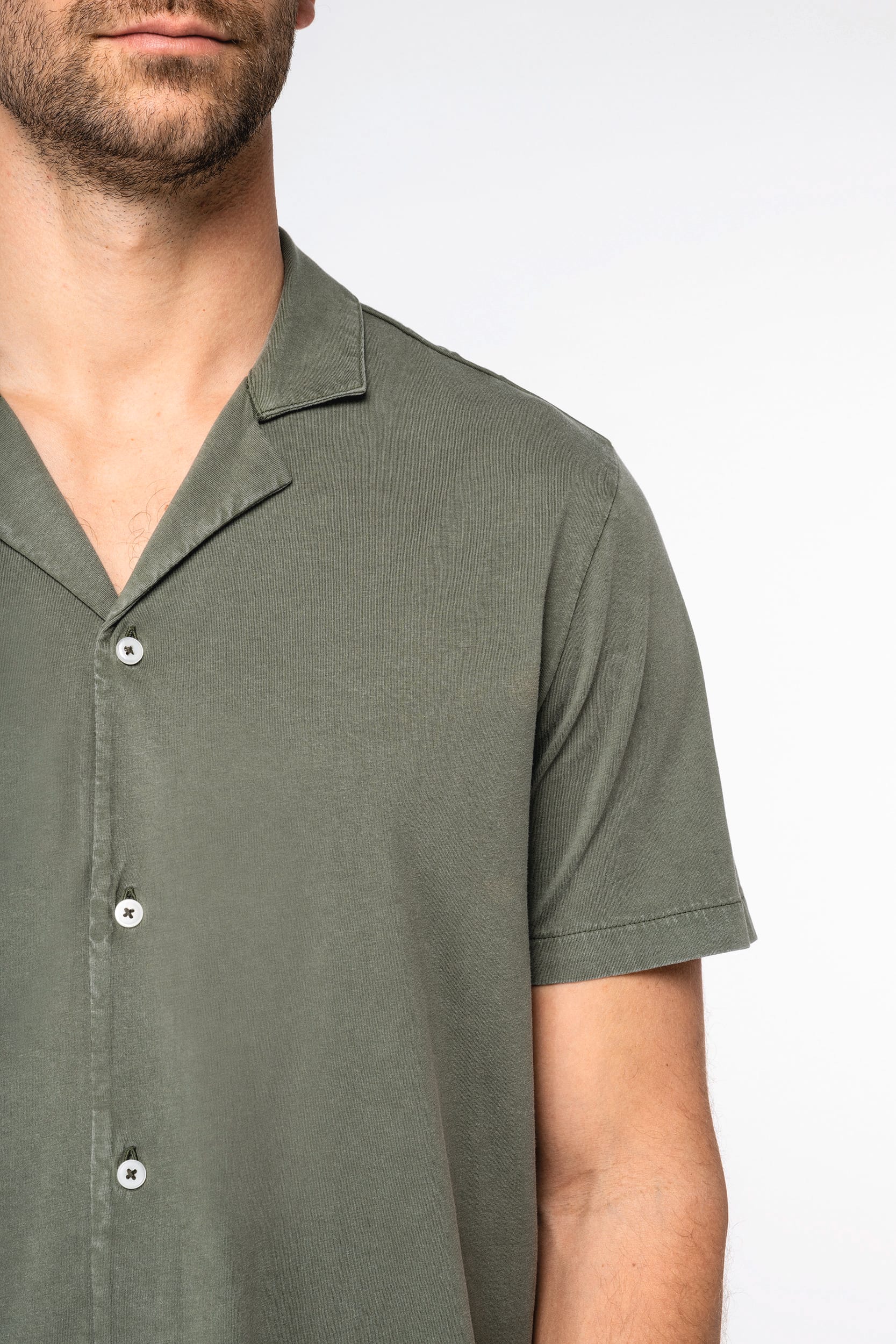 Umweltfreundliches ausgewaschenes Jersey-Herrenhemd mit kurzen Ärmeln und Bowling-Kragen