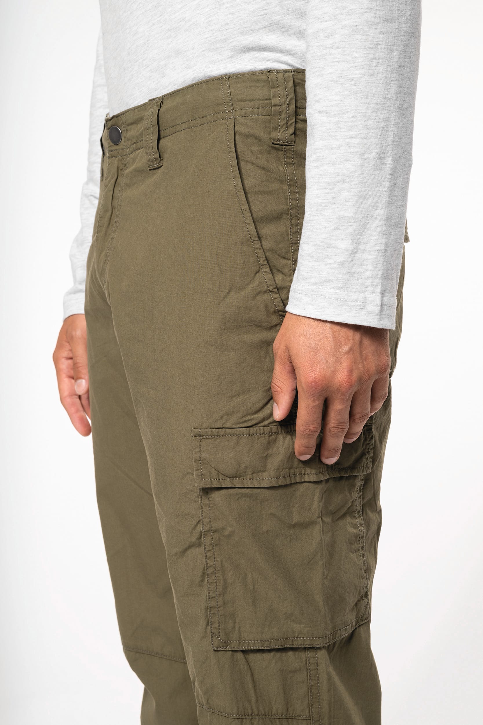 Leichte Herrenhose mit mehreren Taschen