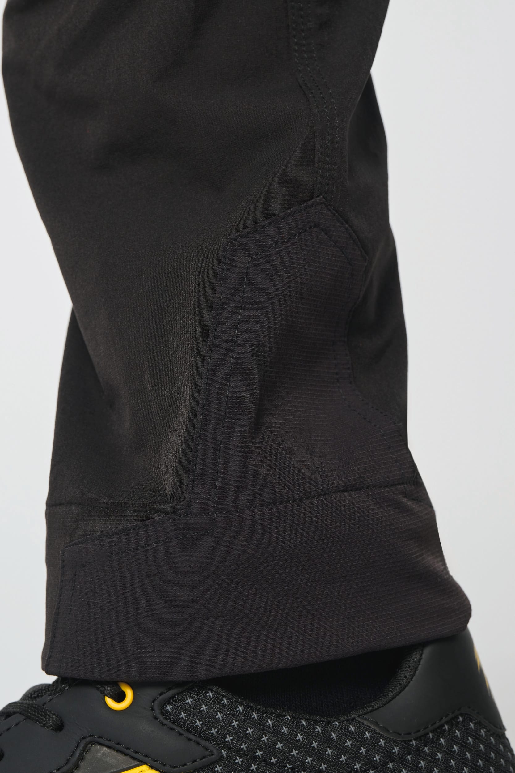 Recycelte Stretchhose mit mehreren Taschen