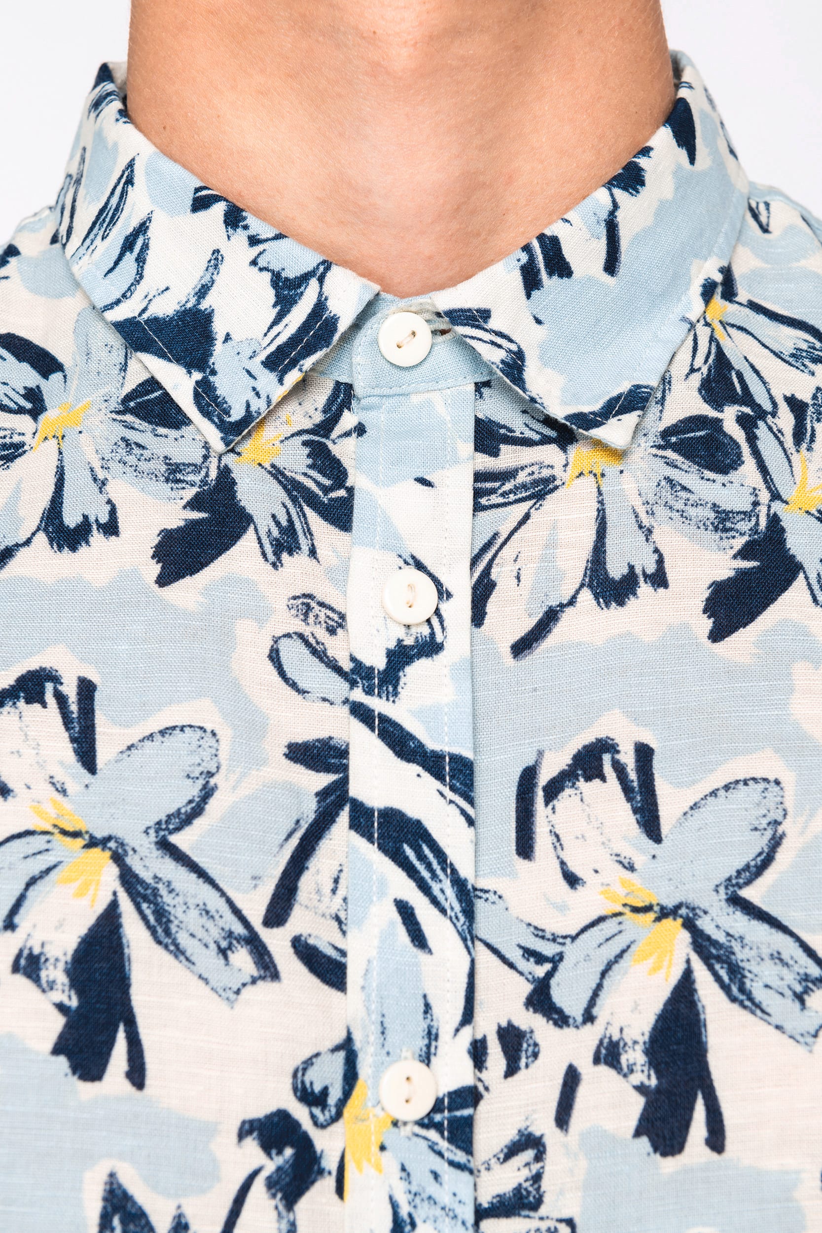 Umweltfreundliches Herrenhemd mit Pflanzenmotiven