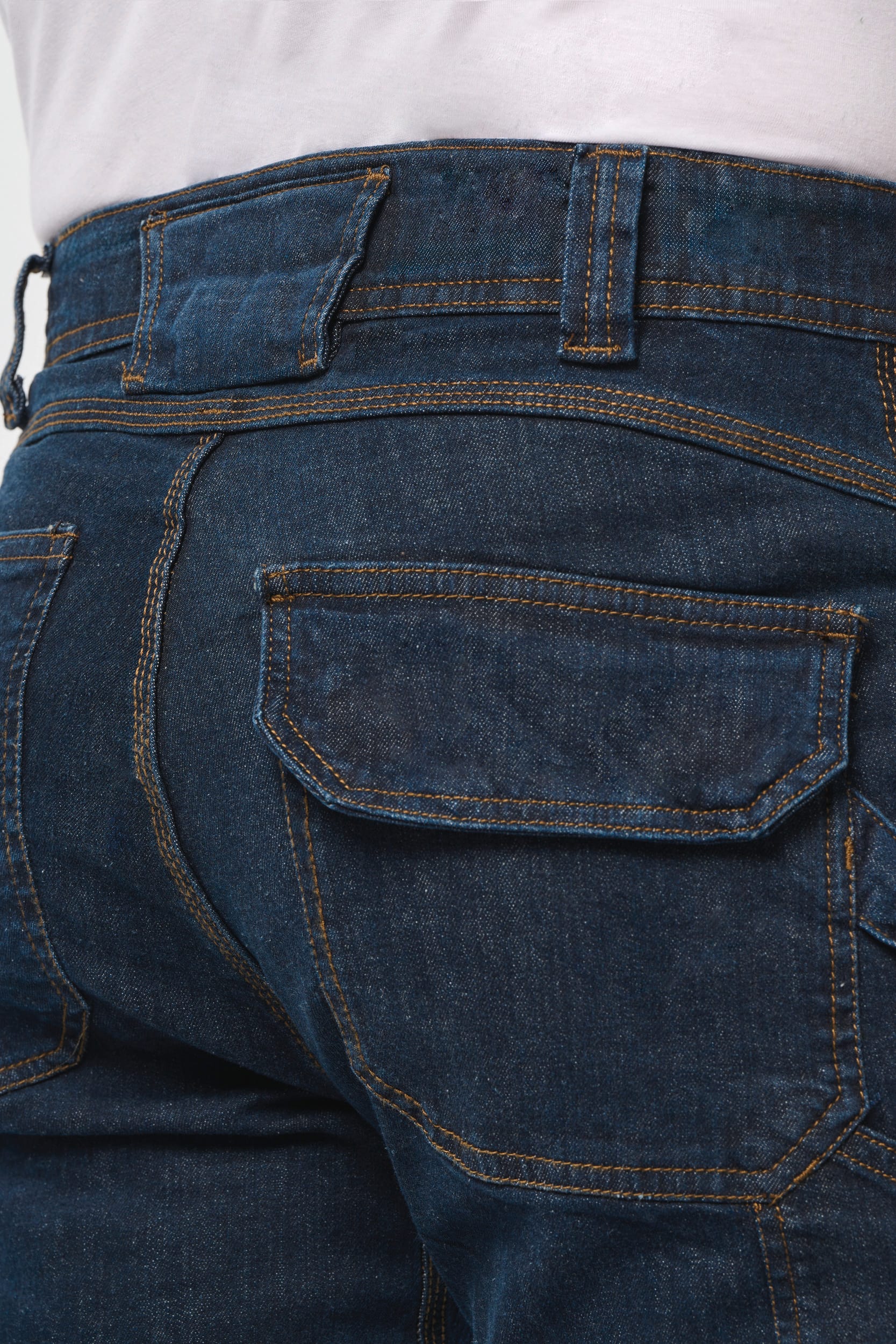 Denim-Herrenhose mit mehreren Taschen Denim-Herrenhose mit mehreren Taschen